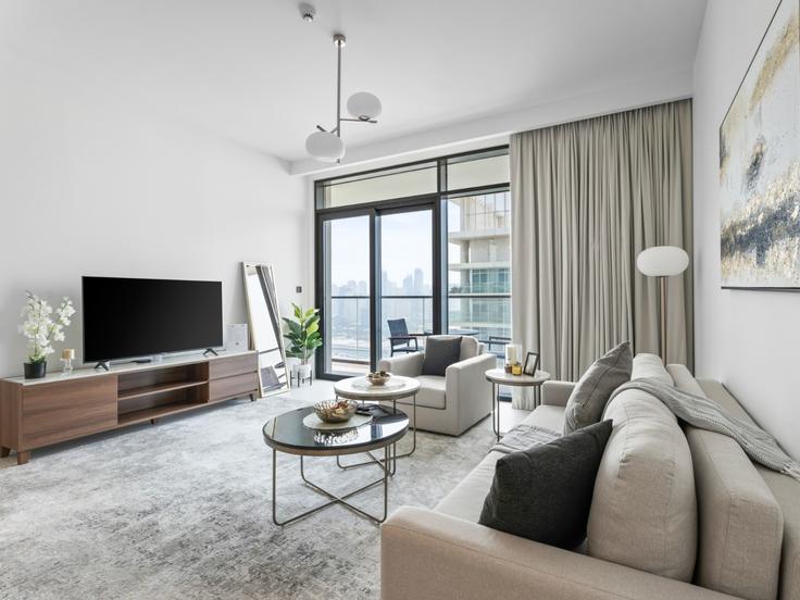 The Palm Jumeirah, Dubai 소재 Building Tariaq Bedon Esm - the-prive-hospitality-vacation-homes - 1258185 - DXB 유닛에 마련된, 현대적인 가구로 꾸며진 우아한 디자인의 거실 The Palm Jumeirah, Dubai 소재 Building Tariaq Bedon Esm - the-prive-hospitality-vacation-homes - 1258185 - DXB 유닛에 마련된, 현대적인 가구로 꾸며진 우아한 디자인의 거실