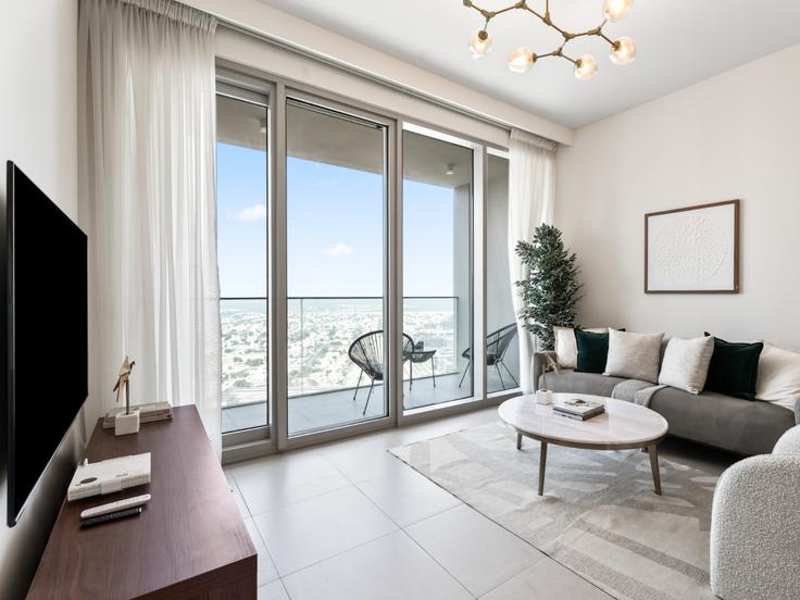 Dubai Downtown DubaiのBuilding Al Mustaqbal Street - the-prive-hospitality-vacation-homes - 1258172 - DXBのアパートメントにある、モダンな家具を備えたエレガントなデザインのリビングルーム