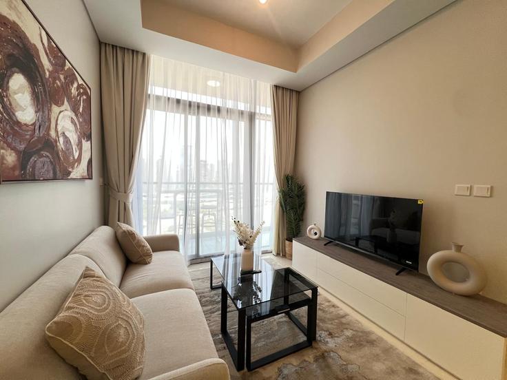 Dubai Business BayのBuilding Tariaq Bedon Esm - the-prive-hospitality-vacation-homes - 1258155 - DXBのアパートメントにある、モダンな家具を備えたエレガントなデザインのリビングルーム Dubai Business BayのBuilding Tariaq Bedon Esm - the-prive-hospitality-vacation-homes - 1258155 - DXBのアパートメントにある、モダンな家具を備えたエレガントなデザインのリビングルーム