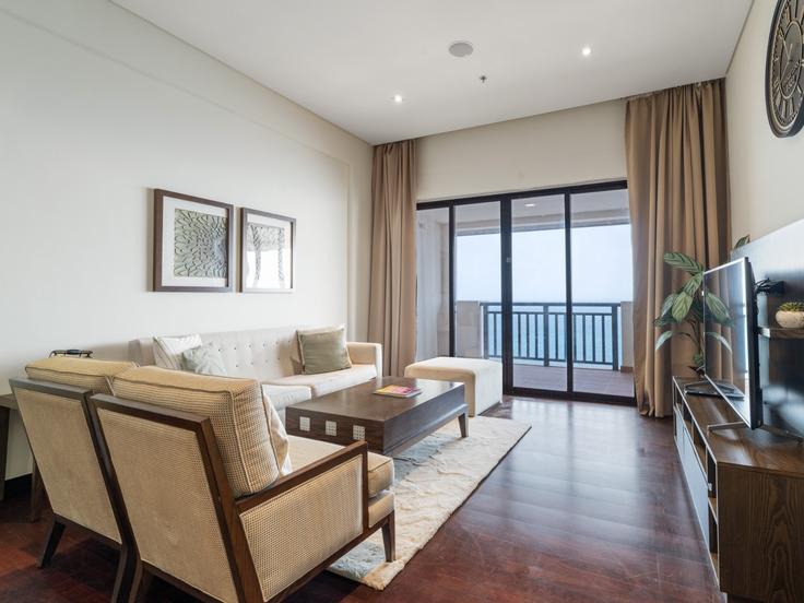 Salle de séjour élégante avec mobilier moderne dans un appartement à Building Tariaq Bedon Esm - the-prive-hospitality-vacation-homes - 1258163 - DXB à The Palm Jumeirah, Dubai