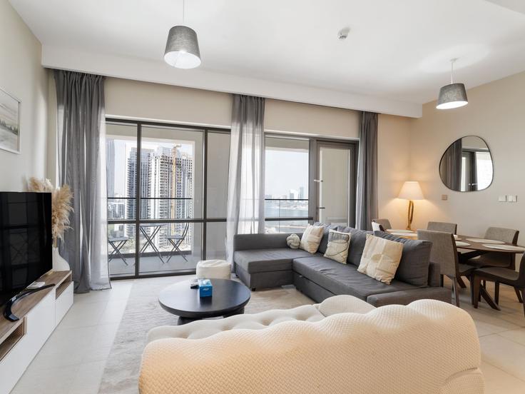 Ras Al Khor, Dubai 소재 Building Tariaq Bedon Esm - the-prive-hospitality-vacation-homes - 1258184 - DXB 유닛에 마련된, 현대적인 가구로 꾸며진 우아한 디자인의 거실