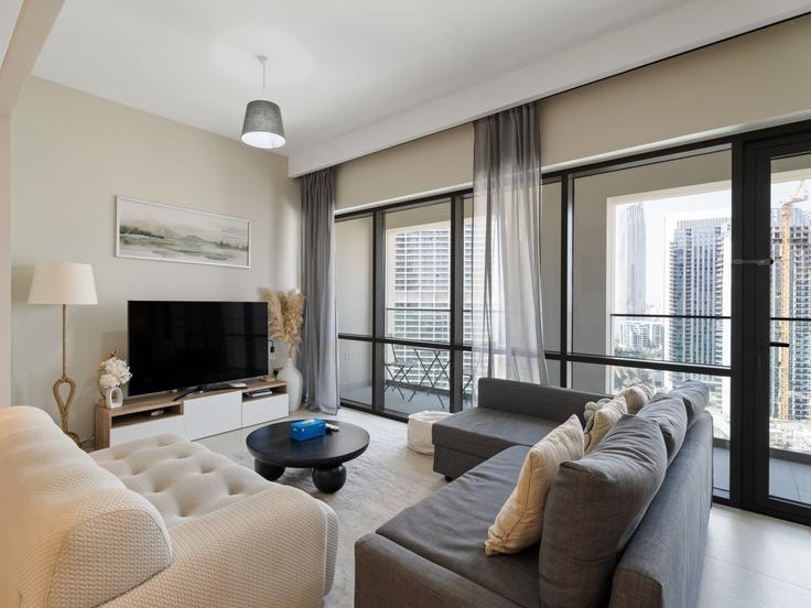 Elegant gestaltetes Wohnzimmer mit moderner Einrichtung in einer Wohnung im Building Tariaq Bedon Esm - the-prive-hospitality-vacation-homes - 1258184 - DXB in Ras Al Khor, Dubai Elegant gestaltetes Wohnzimmer mit moderner Einrichtung in einer Wohnung im Building Tariaq Bedon Esm - the-prive-hospitality-vacation-homes - 1258184 - DXB in Ras Al Khor, Dubai