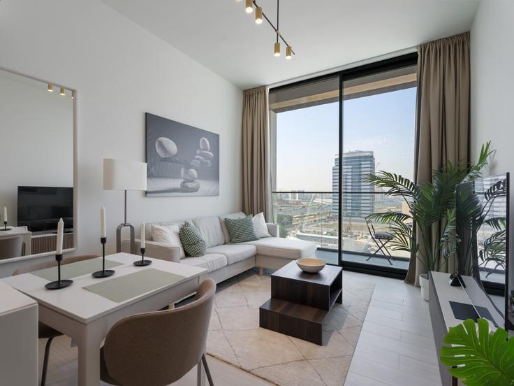 Jumeirah Village, Dubai에 위치한 Building Tariaq Bedon Esm - the-prive-hospitality-vacation-homes - 1258179 - DXB 아파트의 세련된 인테리어가 돋보이는 거실 Jumeirah Village, Dubai에 위치한 Building Tariaq Bedon Esm - the-prive-hospitality-vacation-homes - 1258179 - DXB 아파트의 세련된 인테리어가 돋보이는 거실