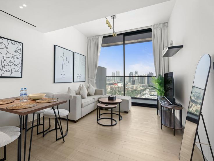 Building Street 11 - the-prive-hospitality-vacation-homes - 1335196 adresindeki bir dairede modern mobilyalarla zarif bir şekilde tasarlanmış oturma odası Jumeirah Village, Dubai