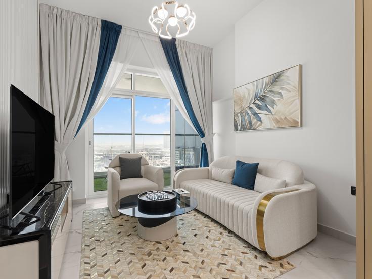 Sala de estar elegantemente projetada com móveis modernos em um apartamento no Building Tariaq Bedon Esm - the-prive-hospitality-vacation-homes - 1335187 em Al Barsha South Second, Dubai