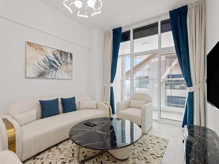 Al Barsha, Dubai 소재 Building Tariaq Bedon Esm - the-prive-hospitality-vacation-homes - 1335195 유닛에 마련된, 현대적인 가구로 꾸며진 우아한 디자인의 거실