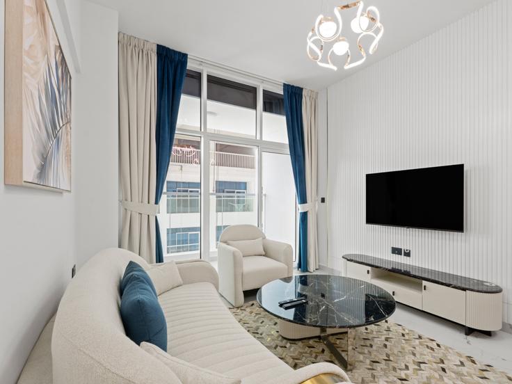 Salle de séjour élégante avec mobilier moderne dans un appartement à Building Tariaq Bedon Esm - the-prive-hospitality-vacation-homes - 1335195 à Al Barsha, Dubai