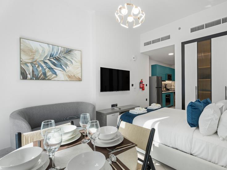 Elegante sala de estar con mobiliario moderno en un apartamento en Building Tariaq Bedon Esm - the-prive-hospitality-vacation-homes - 1335185 en Al Barsha, Dubai