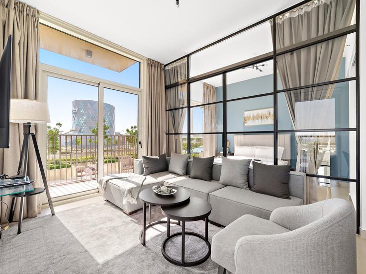 Sala de estar elegantemente projetada com móveis modernos em um apartamento no Building Tariaq Bedon Esm - the-prive-hospitality-vacation-homes - 1335197 em Dubai Hills Estate, Dubai