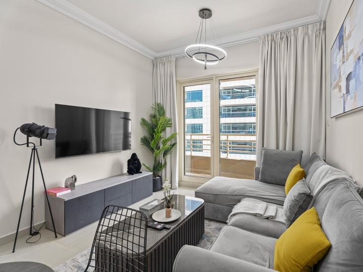 Dubai Marina, Dubai 소재 Building Al Seba Street - the-prive-hospitality-vacation-homes - 1335201 유닛에 마련된, 현대적인 가구로 꾸며진 우아한 디자인의 거실 Dubai Marina, Dubai 소재 Building Al Seba Street - the-prive-hospitality-vacation-homes - 1335201 유닛에 마련된, 현대적인 가구로 꾸며진 우아한 디자인의 거실