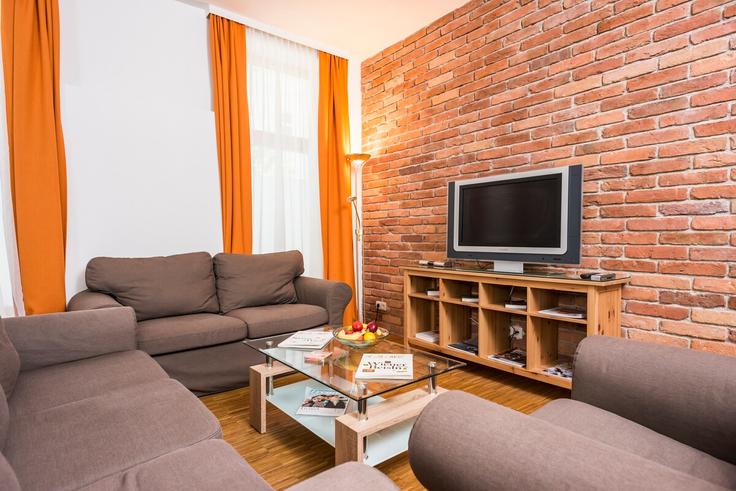 Vienna, Vienna에 위치한 Building Ferchergasse - the-ranks-gmbh - 1587032 유닛의 세련된 인테리어가 돋보이는 거실 Vienna, Vienna에 위치한 Building Ferchergasse - the-ranks-gmbh - 1587032 유닛의 세련된 인테리어가 돋보이는 거실