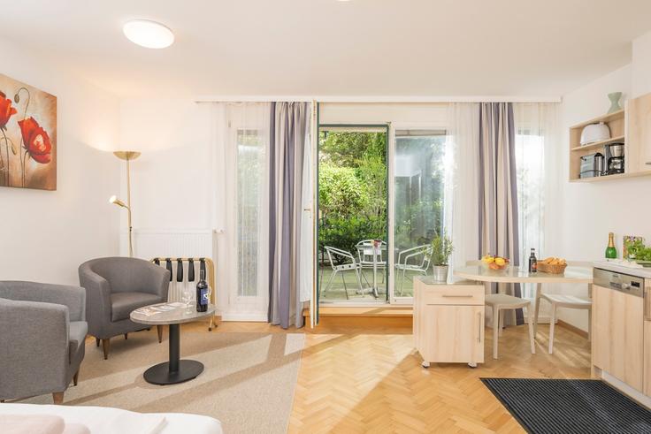 Elegant gestaltetes Wohnzimmer mit moderner Einrichtung in einer Wohnung im Building Doktor-Josef-Resch-Platz - the-ranks-gmbh - 1587035 in Vienna, Vienna Elegant gestaltetes Wohnzimmer mit moderner Einrichtung in einer Wohnung im Building Doktor-Josef-Resch-Platz - the-ranks-gmbh - 1587035 in Vienna, Vienna