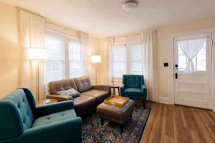 Johnson City, Johnson City에 위치한 Building Highland Avenue - the-sanctuary-company - 1397956 유닛의 세련된 인테리어가 돋보이는 거실