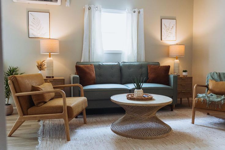 Salle de séjour élégante avec mobilier moderne dans un appartement à Building Lamont Street - the-sanctuary-company - 1397959 à Johnson City, Johnson City