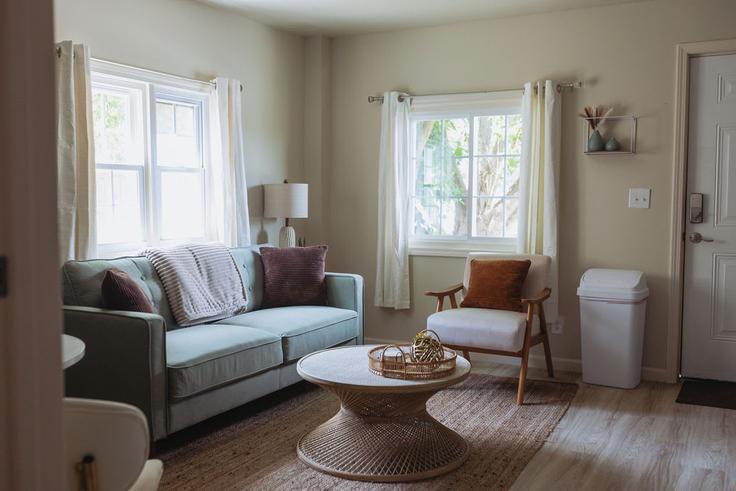 Elegant gestaltetes Wohnzimmer mit moderner Einrichtung in einer Wohnung im Building Lamont Street - the-sanctuary-company - 1397970 in Johnson City, Johnson City Elegant gestaltetes Wohnzimmer mit moderner Einrichtung in einer Wohnung im Building Lamont Street - the-sanctuary-company - 1397970 in Johnson City, Johnson City