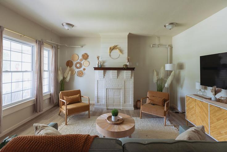 Sala de estar elegantemente projetada com móveis modernos em um apartamento no Building Lamont Street - the-sanctuary-company - 1397966 em Johnson City, Johnson City