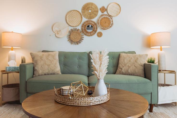 Sala de estar elegantemente projetada com móveis modernos em um apartamento no Building Lamont Street - the-sanctuary-company - 1397958 em Johnson City, Johnson City