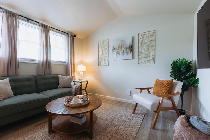 Sala de estar elegantemente projetada com móveis modernos em um apartamento no Building Lamont Street - the-sanctuary-company - 1397974 em Johnson City, Johnson City