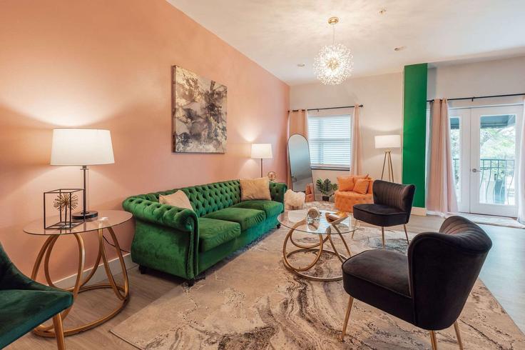 Sala de estar elegantemente projetada com móveis modernos em um apartamento no Building East Main Street - the-sanctuary-company - 1397969 em Johnson City, Johnson City