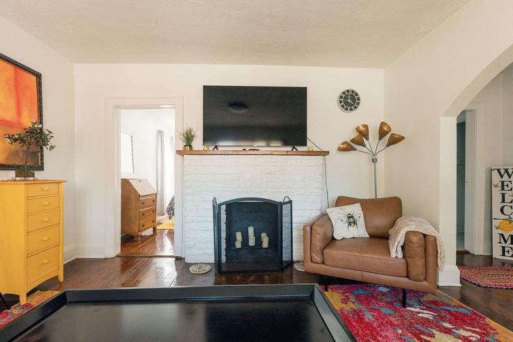 Elegante sala de estar con mobiliario moderno en un apartamento en Building Midway Street - the-sanctuary-company - 1397968 en Bristol, Bristol