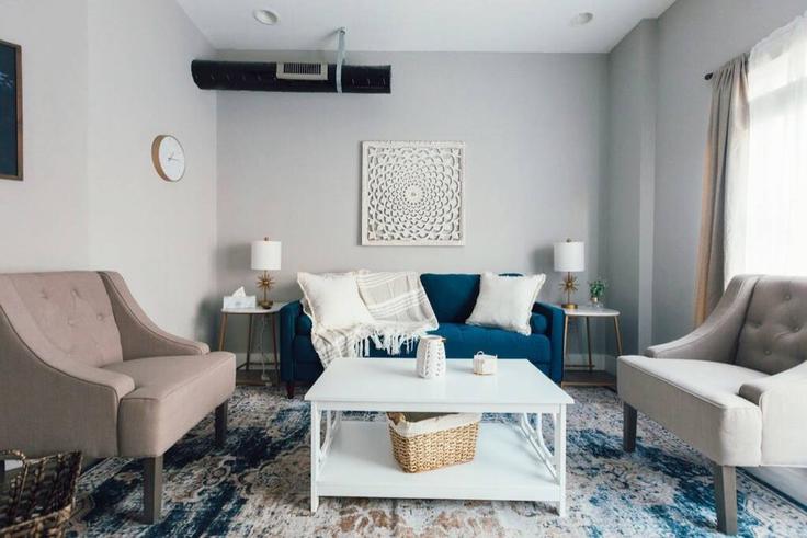 Salle de séjour élégante avec mobilier moderne dans un appartement à Building East Main Street - the-sanctuary-company - 1397961 à Johnson City, Johnson City