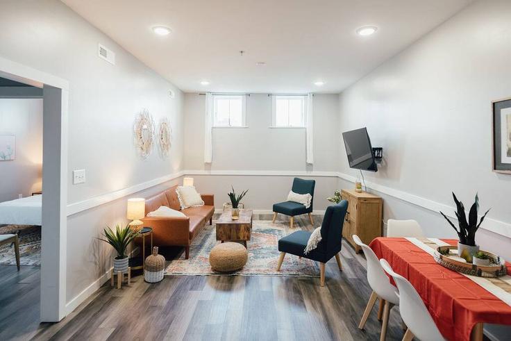 Sala de estar elegantemente projetada com móveis modernos em um apartamento no Building Spring Street - the-sanctuary-company - 1397976 em Johnson City, Johnson City