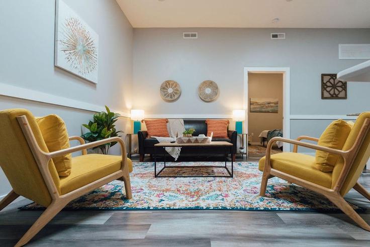 Sala de estar elegantemente projetada com móveis modernos em um apartamento no Building Spring Street - the-sanctuary-company - 1397957 em Johnson City, Johnson City