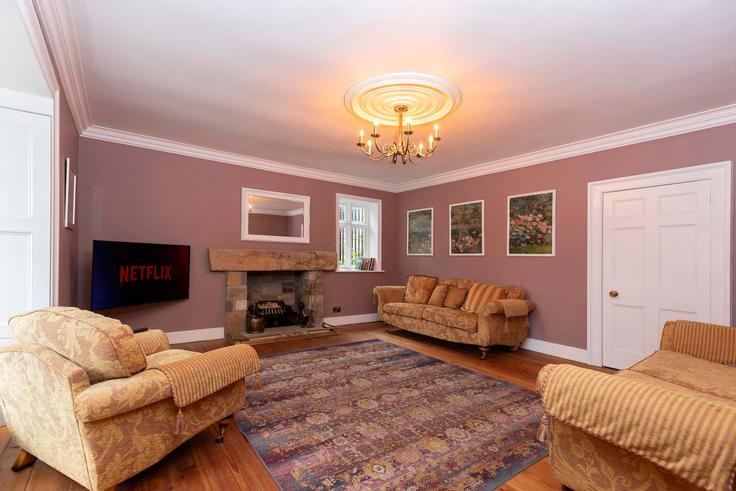 Elegant gestaltetes Wohnzimmer mit moderner Einrichtung in einer Wohnung im Building Church Road - the-serviced-accommodation-company - 1697654 in Billingham, Billingham