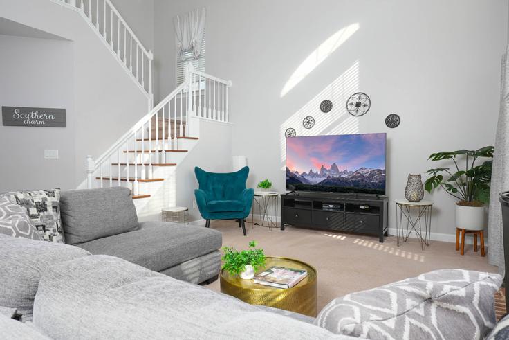 Building Rougemont Lane - the-simply-home-host-company - 1293780 - USA adresindeki bir dairede modern mobilyalarla zarif bir şekilde tasarlanmış oturma odası Charlotte, Charlotte Building Rougemont Lane - the-simply-home-host-company - 1293780 - USA adresindeki bir dairede modern mobilyalarla zarif bir şekilde tasarlanmış oturma odası Charlotte, Charlotte