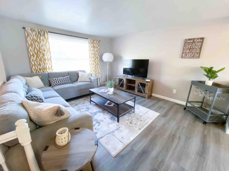 Building 5 Cedars Road - the-simply-home-host-company - 1293781 - USA adresindeki bir dairede modern mobilyalarla zarif bir şekilde tasarlanmış oturma odası Charlotte, Charlotte Building 5 Cedars Road - the-simply-home-host-company - 1293781 - USA adresindeki bir dairede modern mobilyalarla zarif bir şekilde tasarlanmış oturma odası Charlotte, Charlotte