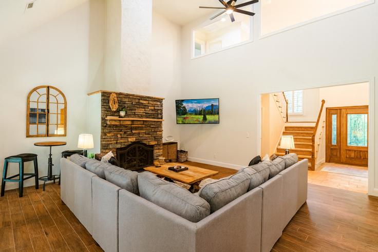 Building High Ridge Road - the-simply-home-host-company - 1293783 - USA adresindeki bir dairede modern mobilyalarla zarif bir şekilde tasarlanmış oturma odası Charlotte, Charlotte Building High Ridge Road - the-simply-home-host-company - 1293783 - USA adresindeki bir dairede modern mobilyalarla zarif bir şekilde tasarlanmış oturma odası Charlotte, Charlotte