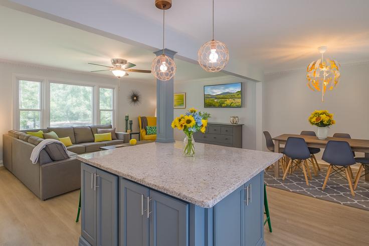 Sala de estar elegantemente projetada com móveis modernos em um apartamento no Building Nightingale Lane - the-simply-home-host-company - 1293786 - USA em Charlotte, Charlotte Sala de estar elegantemente projetada com móveis modernos em um apartamento no Building Nightingale Lane - the-simply-home-host-company - 1293786 - USA em Charlotte, Charlotte