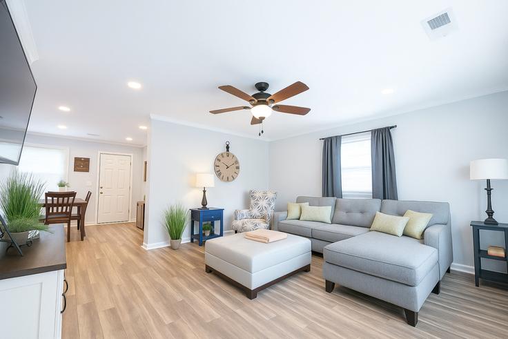 Building Manchester Drive - the-simply-home-host-company - 1293787 - USA adresindeki bir dairede modern mobilyalarla zarif bir şekilde tasarlanmış oturma odası Charlotte, Charlotte Building Manchester Drive - the-simply-home-host-company - 1293787 - USA adresindeki bir dairede modern mobilyalarla zarif bir şekilde tasarlanmış oturma odası Charlotte, Charlotte