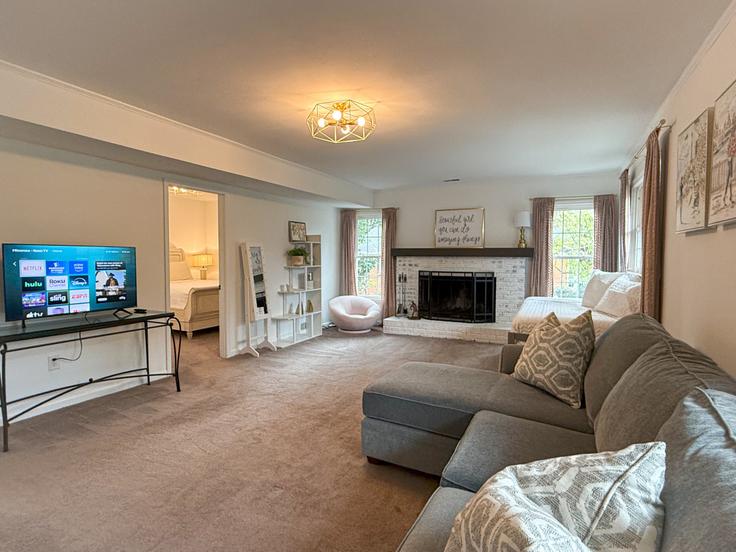 Charlotte CharlotteのBuilding Bedfordshire Drive - the-simply-home-host-company - 1293793 - USAのアパートメントにある、モダンな家具を備えたエレガントなデザインのリビングルーム