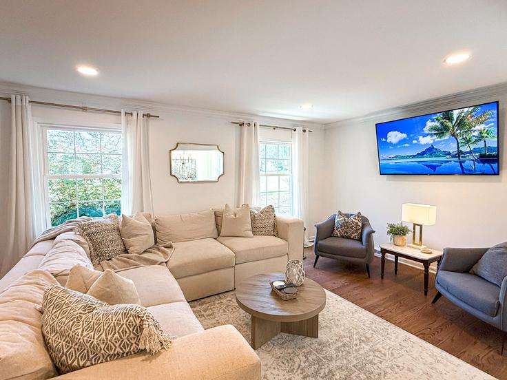 Building Bedfordshire Drive - the-simply-home-host-company - 1293793 - USA adresindeki bir dairede modern mobilyalarla zarif bir şekilde tasarlanmış oturma odası Charlotte, Charlotte Building Bedfordshire Drive - the-simply-home-host-company - 1293793 - USA adresindeki bir dairede modern mobilyalarla zarif bir şekilde tasarlanmış oturma odası Charlotte, Charlotte