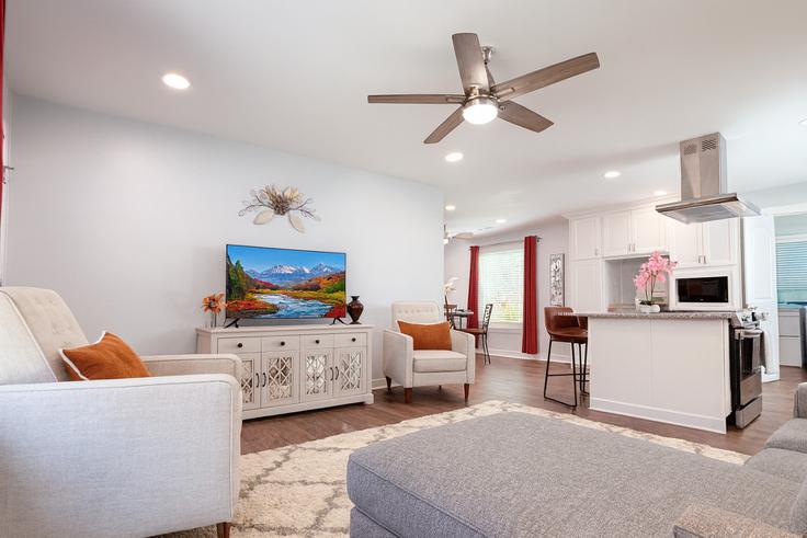 Building Short Hills Drive - the-simply-home-host-company - 1347630 adresindeki bir dairede modern mobilyalarla zarif bir şekilde tasarlanmış oturma odası Charlotte, Charlotte Building Short Hills Drive - the-simply-home-host-company - 1347630 adresindeki bir dairede modern mobilyalarla zarif bir şekilde tasarlanmış oturma odası Charlotte, Charlotte