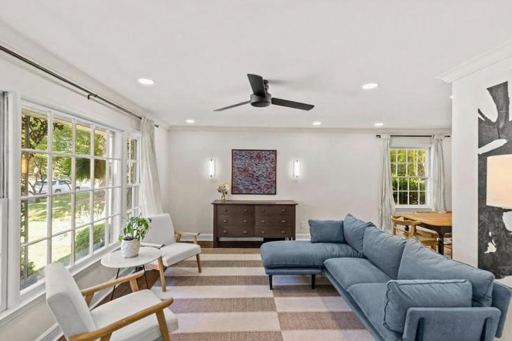 Elegante sala de estar con mobiliario moderno en un apartamento en Building Old Forge Drive - the-simply-home-host-company - 1695232 en Charlotte, Charlotte