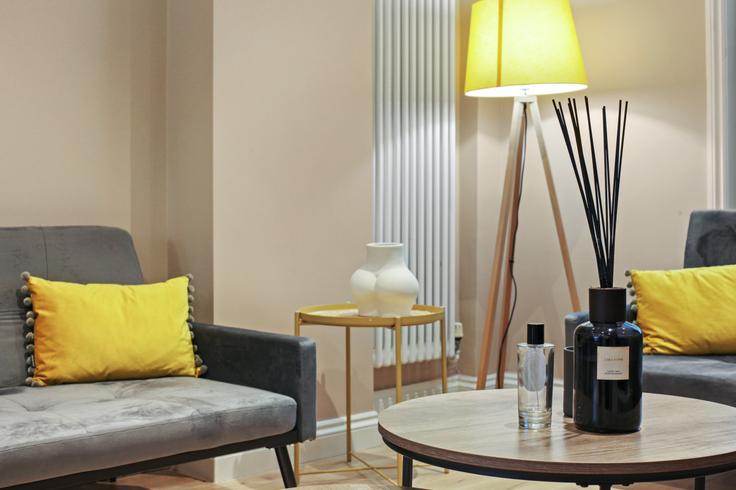 Elegante sala de estar con mobiliario moderno en un apartamento en Building Eversholt Street - the-stress-free-group - 1337183 en London Borough of Camden, London