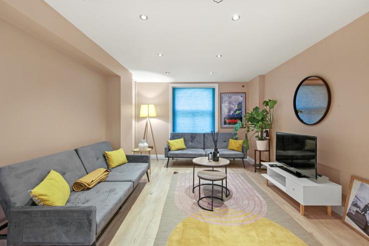 Elegante sala de estar con mobiliario moderno en un apartamento en Building Eversholt Street - the-stress-free-group - 1337183 en London Borough of Camden, London