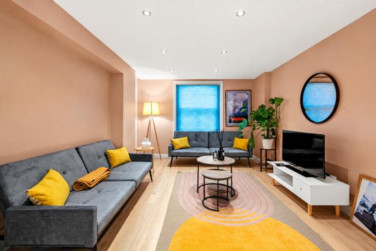 Sala de estar elegantemente projetada com móveis modernos em um apartamento no Building Eversholt Street - the-stress-free-group - 1337183 em London Borough of Camden, London Sala de estar elegantemente projetada com móveis modernos em um apartamento no Building Eversholt Street - the-stress-free-group - 1337183 em London Borough of Camden, London