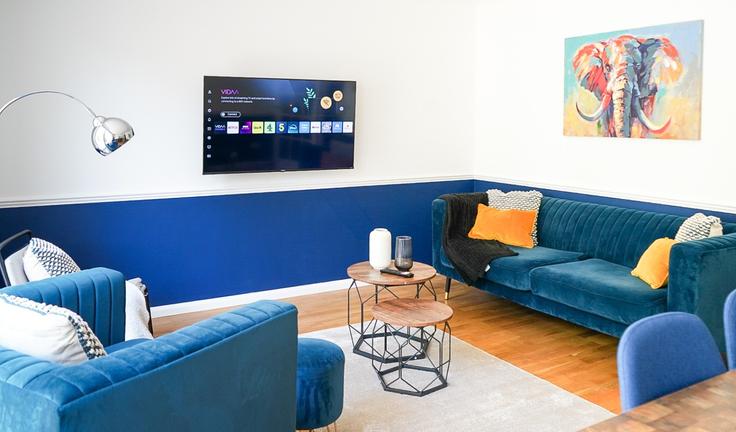 Sala de estar elegantemente projetada com móveis modernos em um apartamento no Building Divis Way - the-stress-free-group - 1337193 em London Borough of Wandsworth, London Sala de estar elegantemente projetada com móveis modernos em um apartamento no Building Divis Way - the-stress-free-group - 1337193 em London Borough of Wandsworth, London