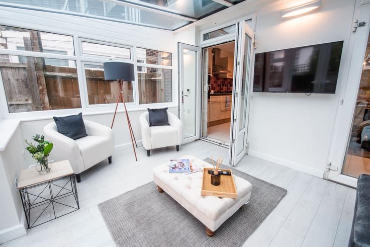 London London Borough of CamdenのBuilding Fellows Road - the-stress-free-group - 1337194のアパートメントにある、モダンな家具を備えたエレガントなデザインのリビングルーム London London Borough of CamdenのBuilding Fellows Road - the-stress-free-group - 1337194のアパートメントにある、モダンな家具を備えたエレガントなデザインのリビングルーム