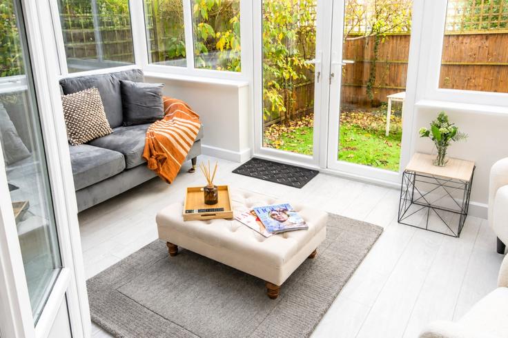 Sala de estar elegantemente projetada com móveis modernos em um apartamento no Building Fellows Road - the-stress-free-group - 1337194 em London Borough of Camden, London Sala de estar elegantemente projetada com móveis modernos em um apartamento no Building Fellows Road - the-stress-free-group - 1337194 em London Borough of Camden, London