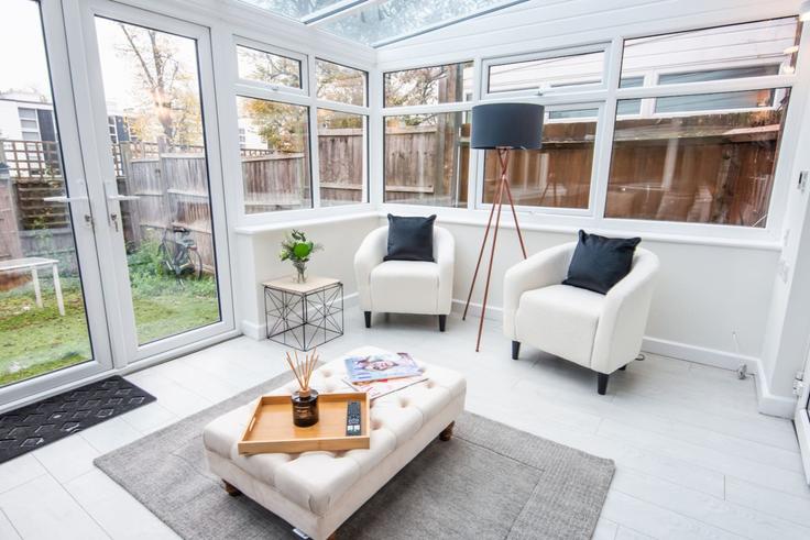 London London Borough of CamdenのBuilding Fellows Road - the-stress-free-group - 1337195のアパートメントにある、モダンな家具を備えたエレガントなデザインのリビングルーム London London Borough of CamdenのBuilding Fellows Road - the-stress-free-group - 1337195のアパートメントにある、モダンな家具を備えたエレガントなデザインのリビングルーム