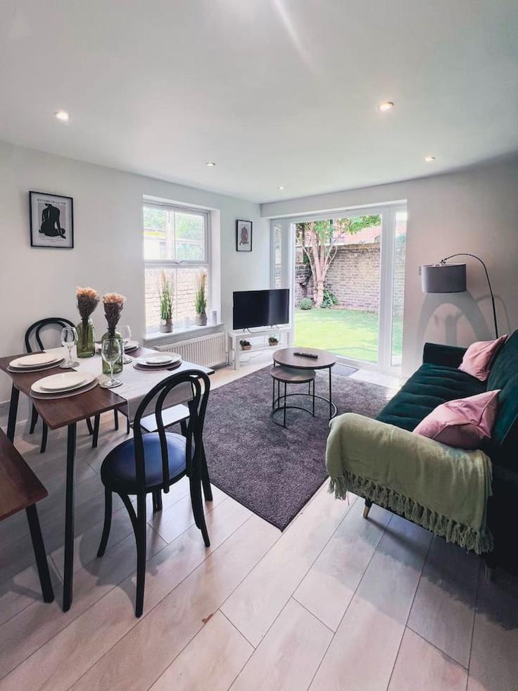 Elegante sala de estar con mobiliario moderno en un apartamento en Building Ashmore Road - the-stress-free-group - 1337196 en City of Westminster, London