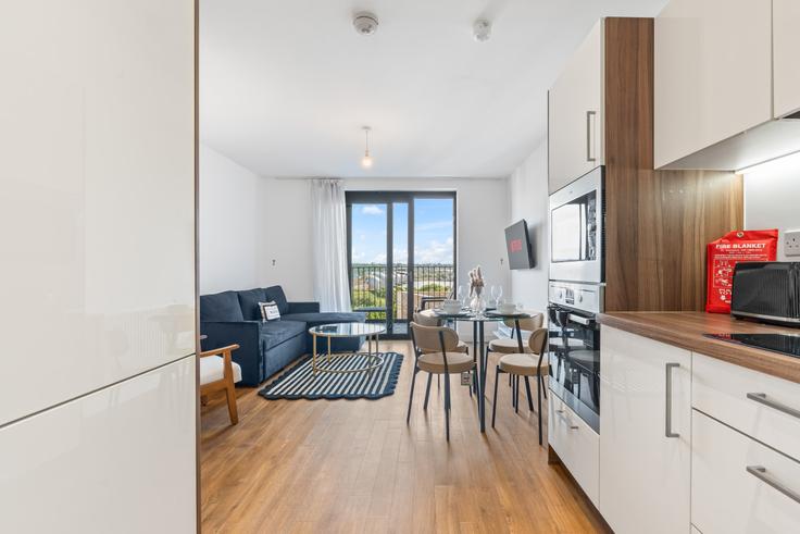 Sala de estar elegantemente projetada com móveis modernos em um apartamento no Building Bramwell Way - the-stress-free-group - 1337197 em London Borough of Newham, London