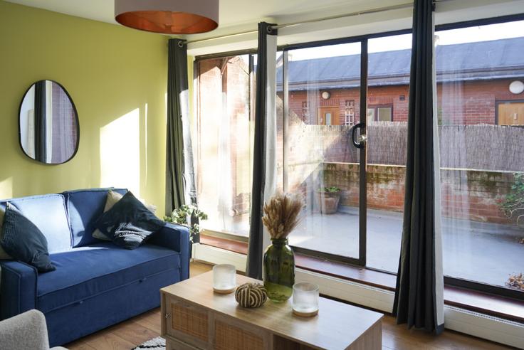 Elegante sala de estar con mobiliario moderno en un apartamento en Building Polygon Road - the-stress-free-group - 1341838 en London Borough of Camden, London