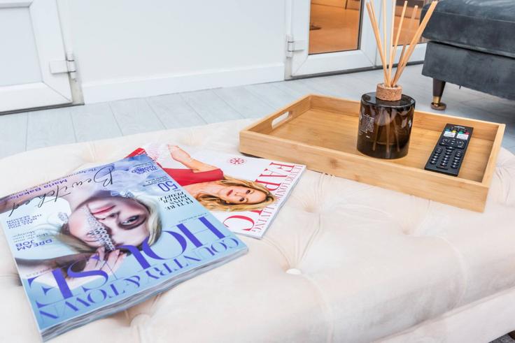 Elegant gestaltetes Wohnzimmer mit moderner Einrichtung in einer Wohnung im Building Polygon Road - the-stress-free-group - 1341838 in London Borough of Camden, London