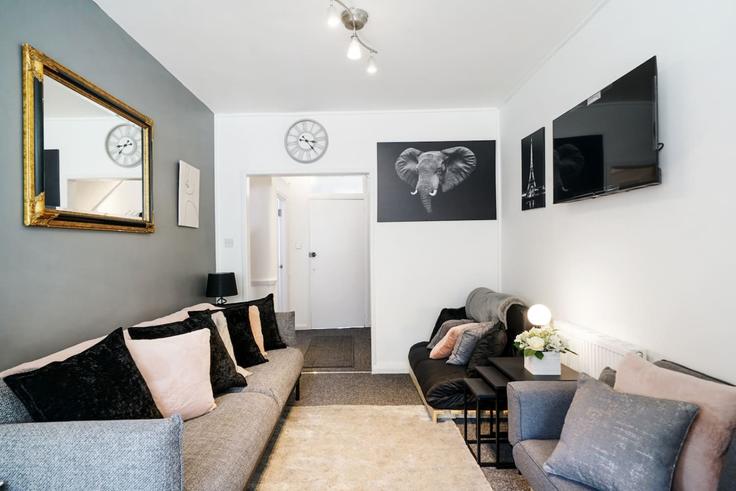 Sala de estar elegantemente projetada com móveis modernos em um apartamento no Building Athlone Road - the-stress-free-group - 1602269 em London Borough of Lambeth, London Sala de estar elegantemente projetada com móveis modernos em um apartamento no Building Athlone Road - the-stress-free-group - 1602269 em London Borough of Lambeth, London