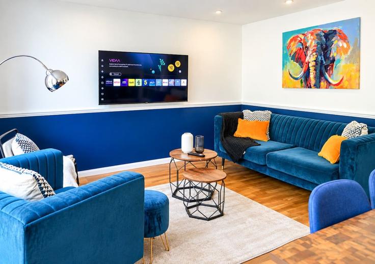 Elegant gestaltetes Wohnzimmer mit moderner Einrichtung in einer Wohnung im Building Divis Way - the-stress-free-group - 1698735 in London Borough of Wandsworth, London